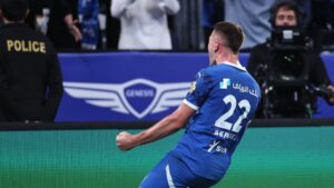 لاعبو الهلال يحتفلون بالهدف الثاني أمام القادسية في الدوري السعودي للمحترفين 2025