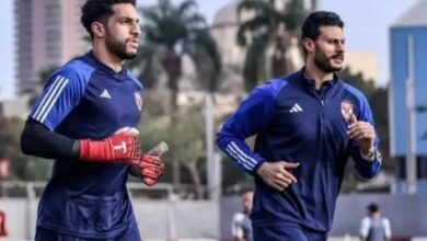 المدرب خوسيه ريفيرو مع الحارسين مصطفى شوبير ومحمد الشناوي خلال تدريب الأهلي