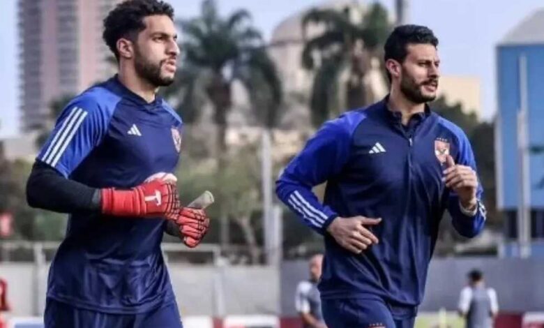 المدرب خوسيه ريفيرو مع الحارسين مصطفى شوبير ومحمد الشناوي خلال تدريب الأهلي
