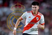 فرانكو ماستانتونو لاعب ريال مدريد الجديد يحمل الكرة