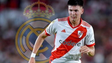 فرانكو ماستانتونو لاعب ريال مدريد الجديد يحمل الكرة
