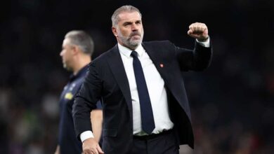 صورة إنجي بوستيكوجلو مدرب توتنهام بعد تتويج الفريق بالدوري الأوروبي