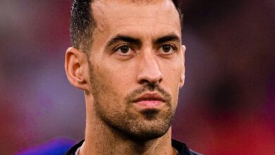 سيرجيو بوسكيتس لاعب وسط فريق برشلونة خلال مواجهة قوية مع فريق الأهلي