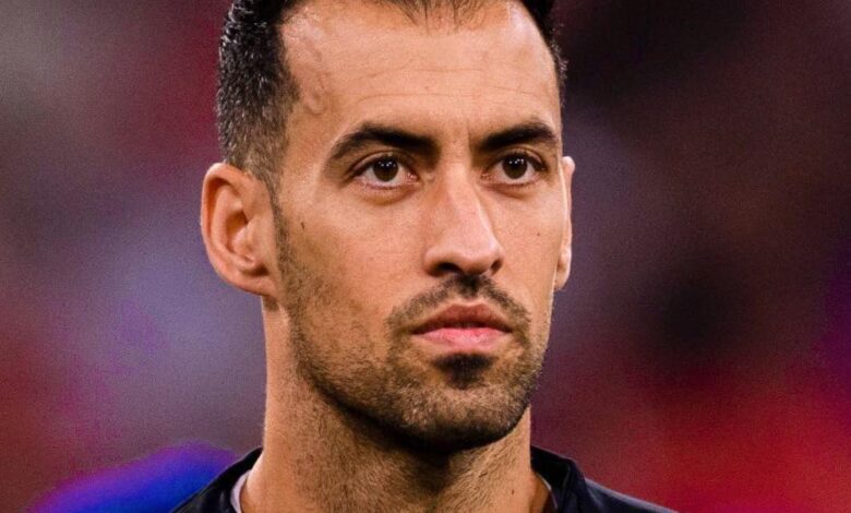 سيرجيو بوسكيتس لاعب وسط فريق برشلونة خلال مواجهة قوية مع فريق الأهلي