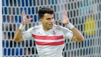زيزو يوقع عقده الجديد مع رئيس النادي الأهلي محمود الخطيب في مقر النادي