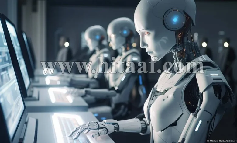 الذكاء الاصطناعي، روبوت ذكي يعمل بجوار إنسان داخل بيئة رقمية مستقبلية