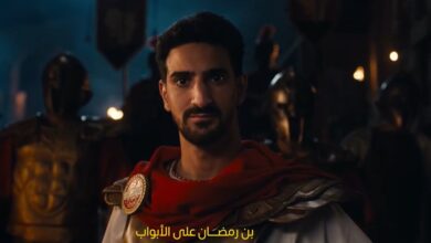 صورة تظهر الإعلان العالمي لصفقة محمد علي بن رمضان مع الاهلي، اللاعب يرتدي قميص الفريق الأحمر ويحتفل بانضمامه الرسمي.