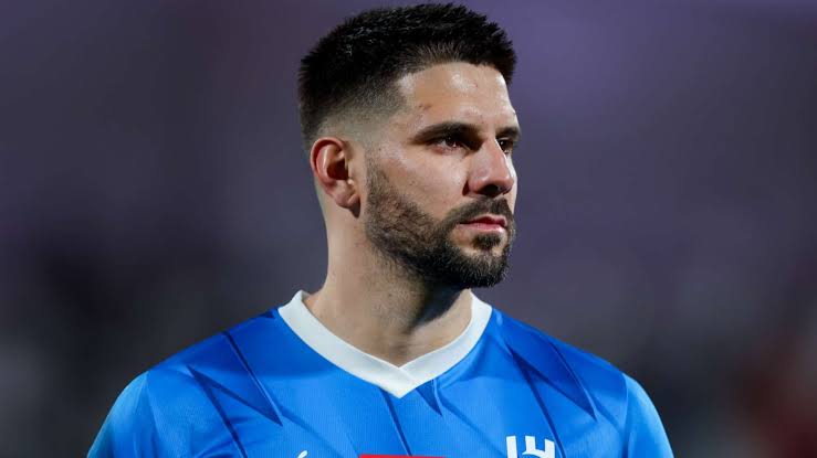 صورة نيكولا ميتروفيتش لاعب وسط الهلال السعودي خلال مباراة رسمية في الدوري السعودي للمحترفين
